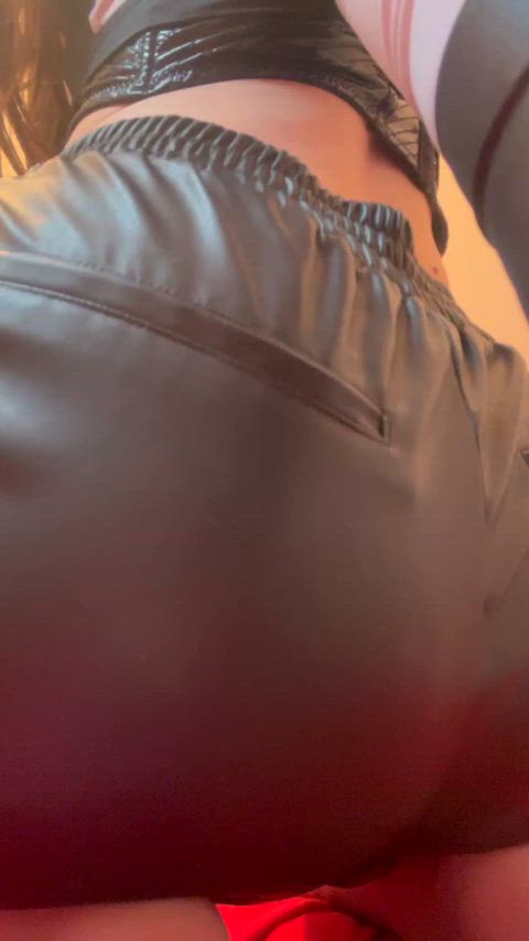 Love to ride yr face while i am wearing leather shorts