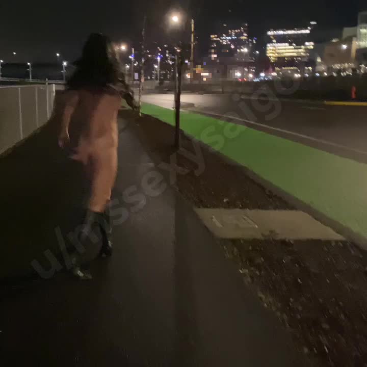 Walking While Naked🥵 🌹Asian💃🏻Cougar