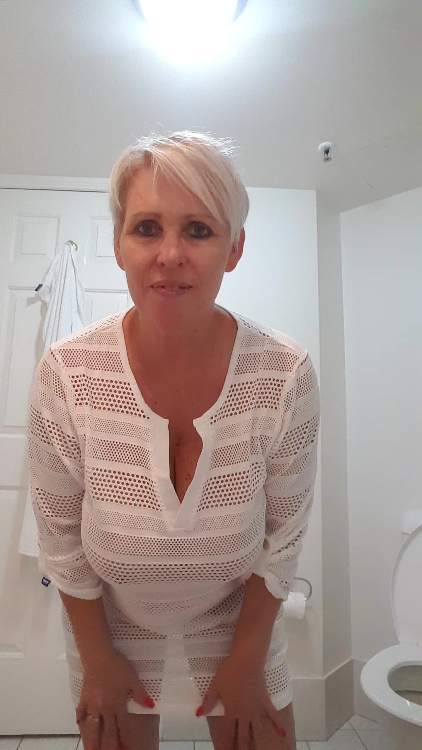Having a bit of fun in the bathroom showing off my butt and boobs 😉 xx 55yo 🇦🇺