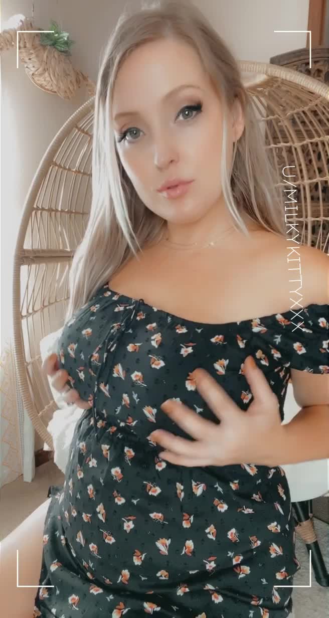 20 weeks pregnant & feeling cute af 🖤
