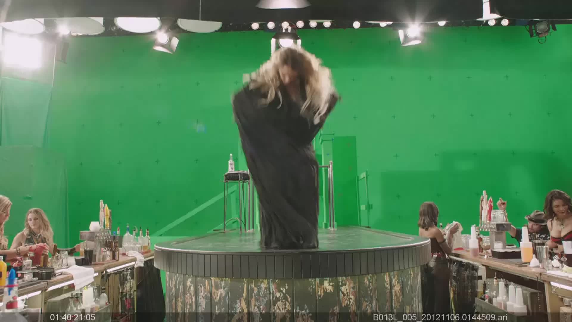 Jessica Alba dancing like a stripper for 