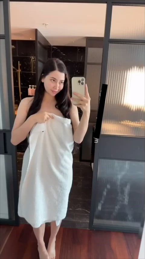 Apparently you betas can't see the towels drop fully in this video? 🤔 I can see them all drop clear as day, it just sucks to be you i guess