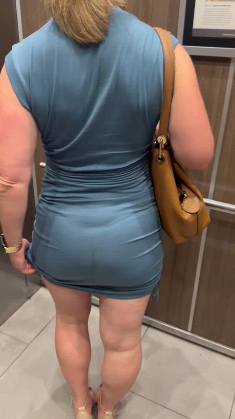 Peach Wife loves showing Ass