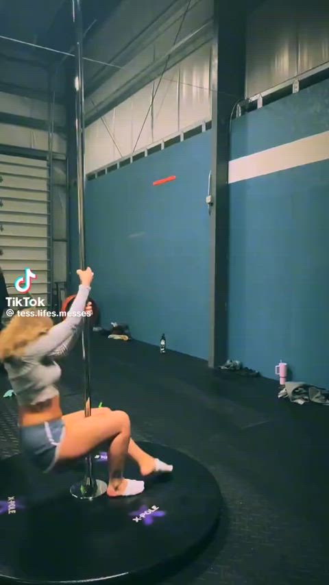 @tess.lifes.messes