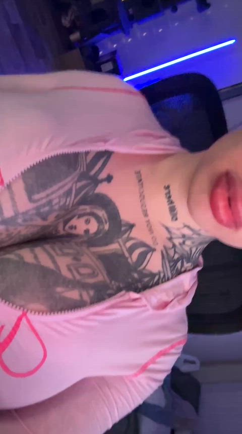 If u are into trans comment YEP and ill send you 5 nudes belive me