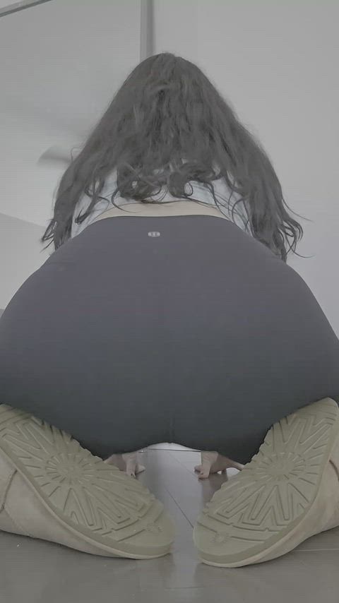 Just warming up cause I’m about to do yoga with my favorite leggings