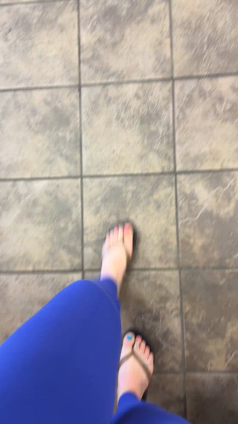 MILF walks the gym in Flip-flops, shows off cameltoe. thumbnail