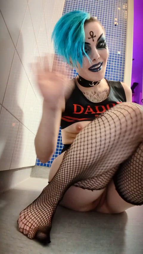 Just a goth girl peeing 😋