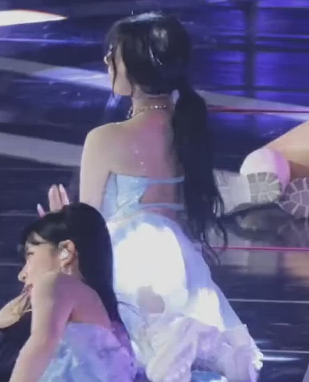 Fromis 9 - Jiheon and Hayoung