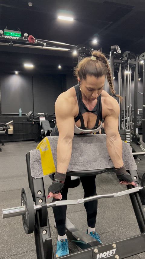 I think I look like a strong girl.