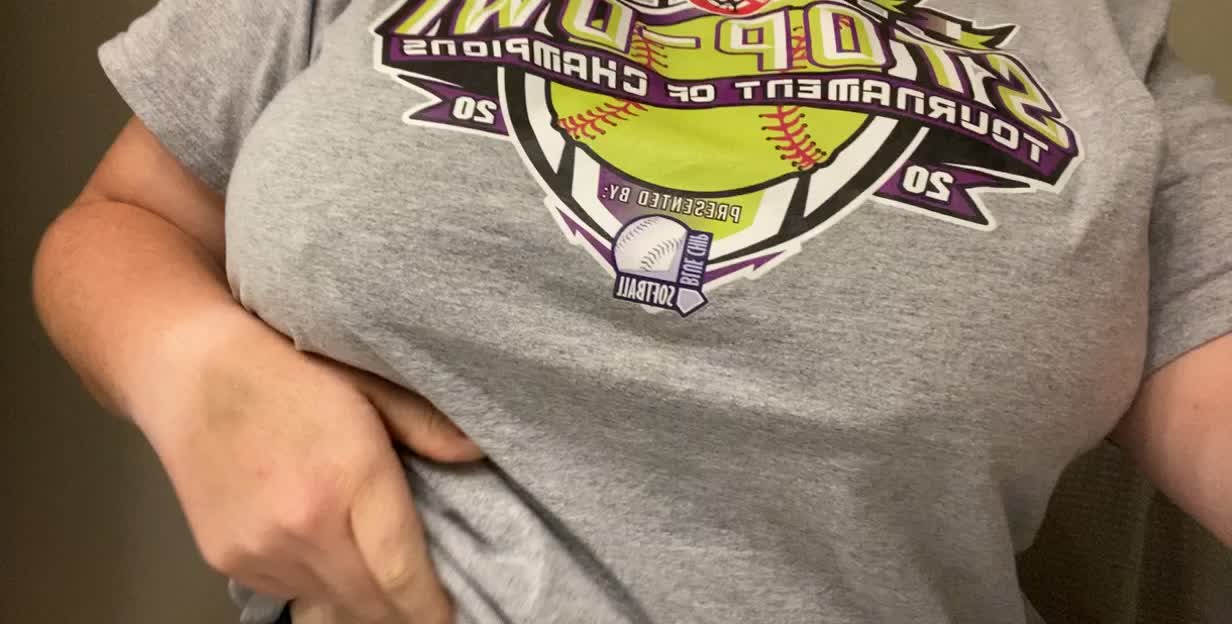 I love going braless under my shirts😈🥰