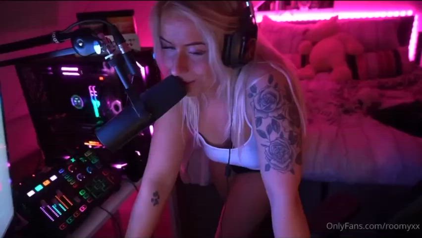 Roomyxx twerking 🍑