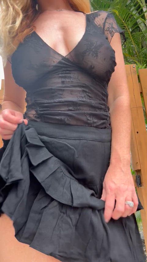 A little peak under your very friendly neighbors skirt ;)