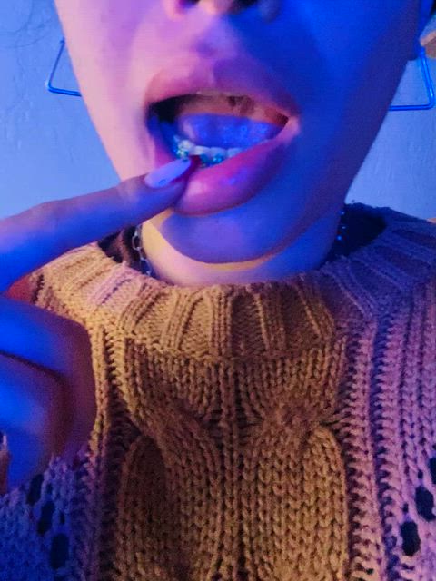 I'm Emma, ​​a hot, chain-smoking Latina 💋 with a fetish who loves trying new things every day. Let's make your fantasies come true with a 100% personalized experience and my kinkiest side 👅💨 thumbnail