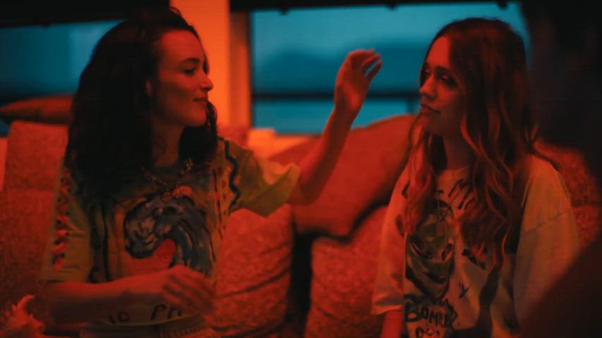 Aimee Lou Wood and Charlotte Le Bon "The White Lotus" S3, Episode 5 (2025)