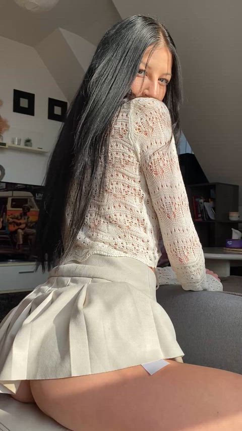 Szeretek bugyi nélkül szoknyát viselni.