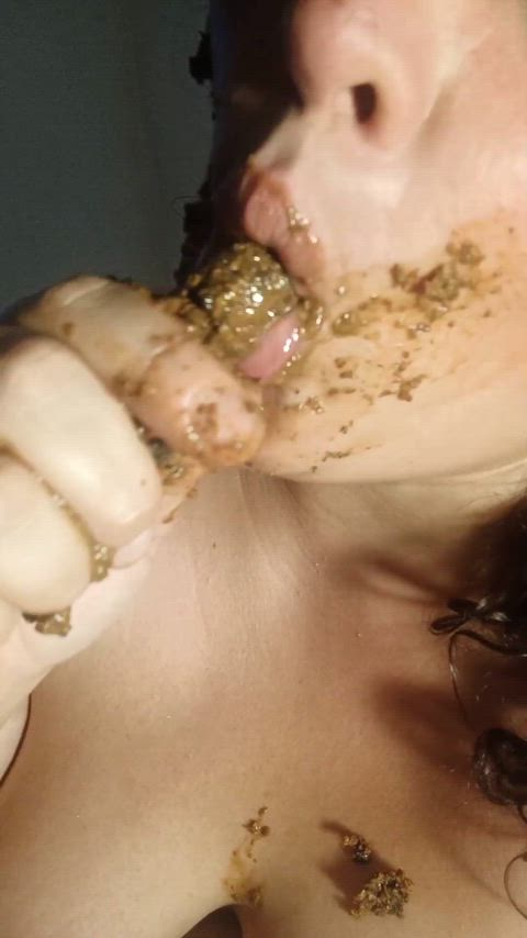 (F) Waiting for you to come and kiss me 🤎😍💩🤭