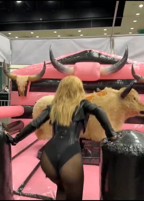 Syanne rides a bull at Comic Con