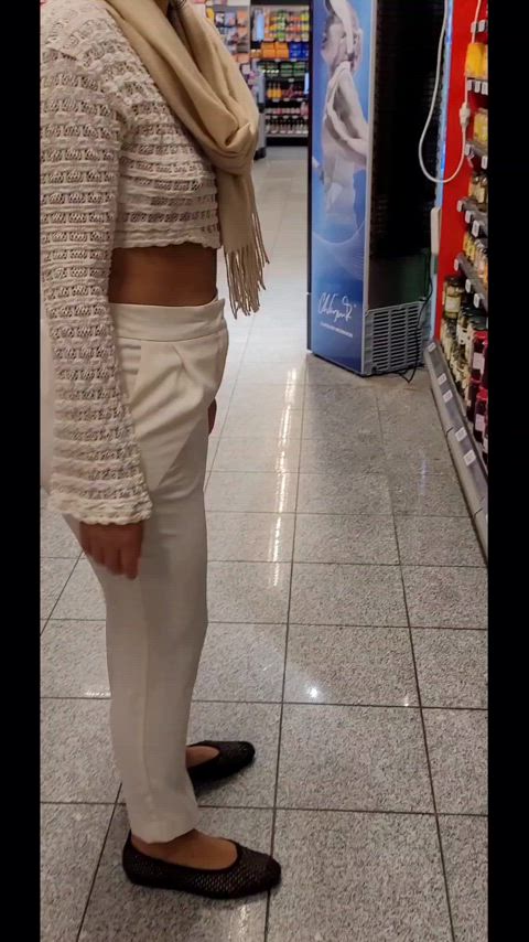 Grocery store crop top reach