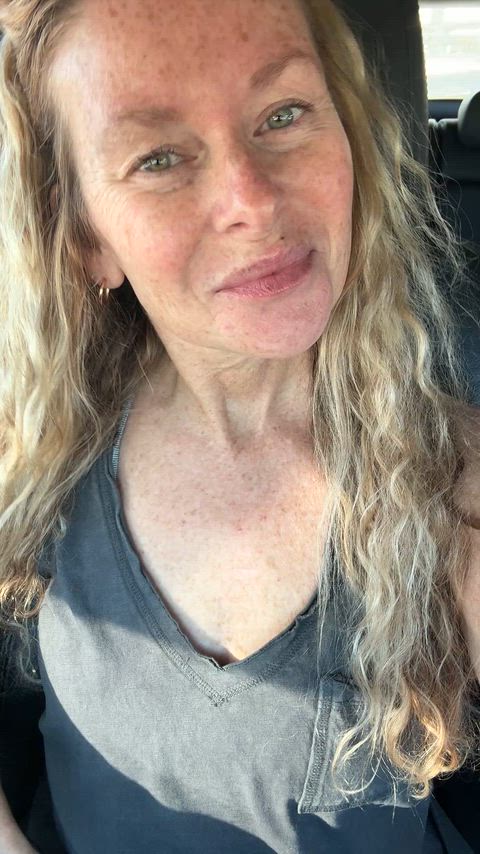 Good morning, Friday… good luck trying to keep your eyes on anything but me today (f)