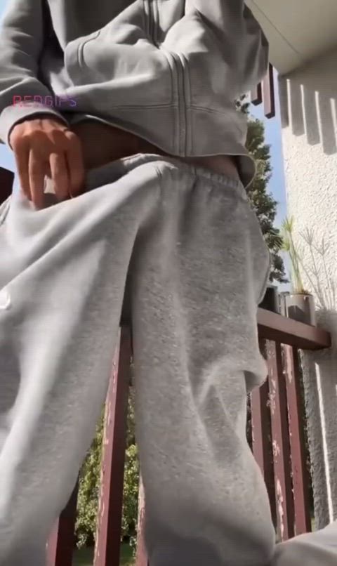 I love flashing when I go smoking, enjoy the view