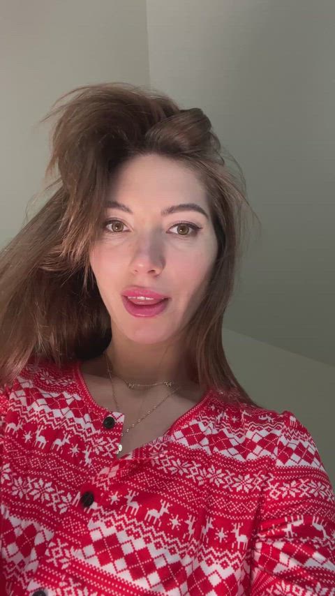 [31] Married mama, but still loves being a naughty little tease online :)