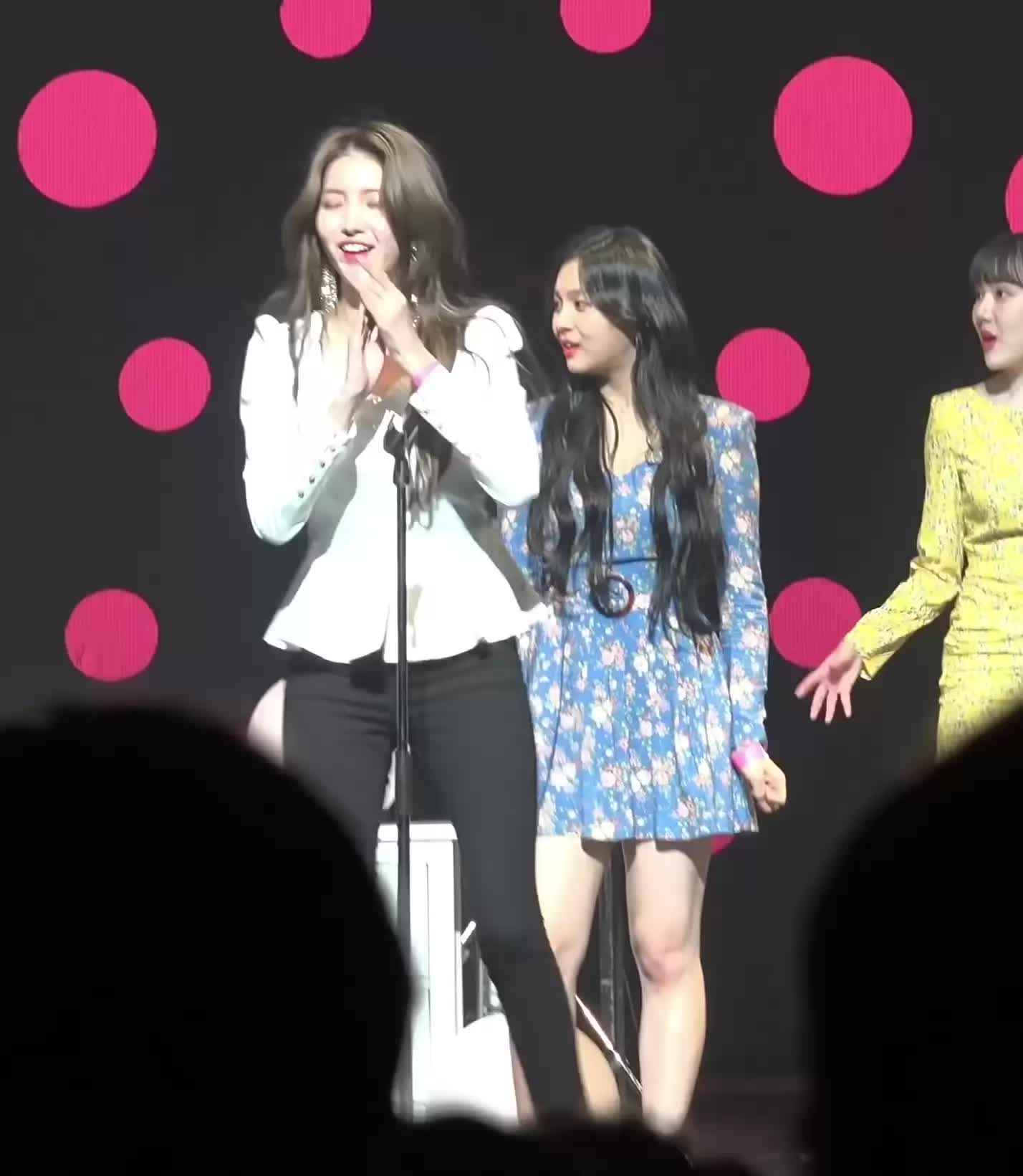 Gfriend Sowon's sexy butt in tight jeans!