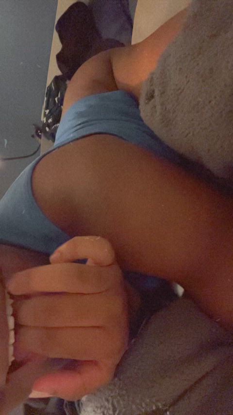 Want me to suck it or ride it while u game