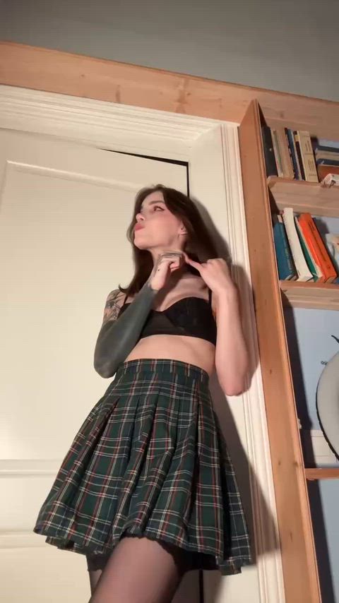 Leaves cling softly to my sleeves ☕💕