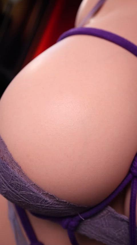 I'd be willing to be squeezed by these two giant balls... [Yelol​y/Natalie]