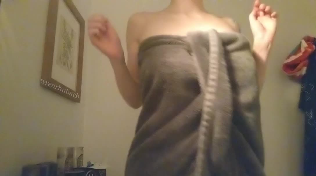 Hands-free towel titty drop
