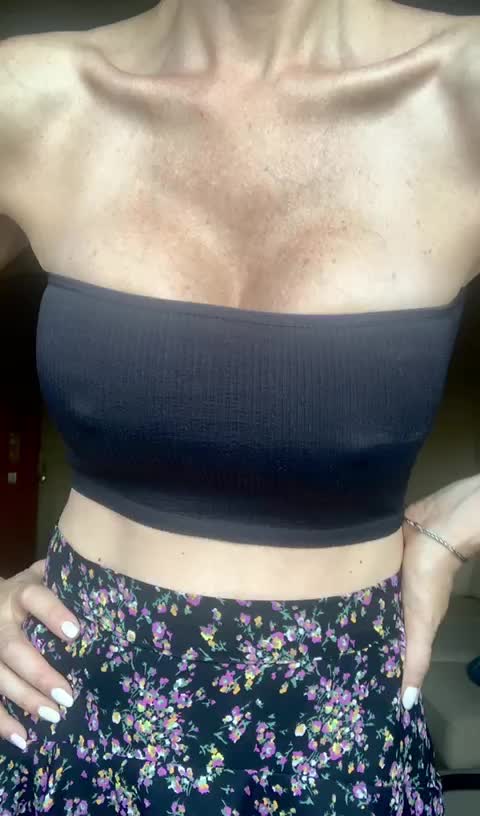 Today's vibes.. wanna cum on my tits?