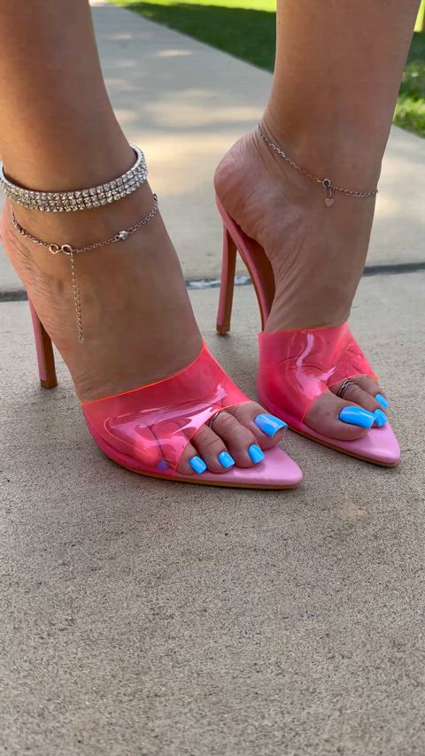 A match made in heaven: pink heels and blue pedi, a perfect combo for the foot fetish goddess in you 😍