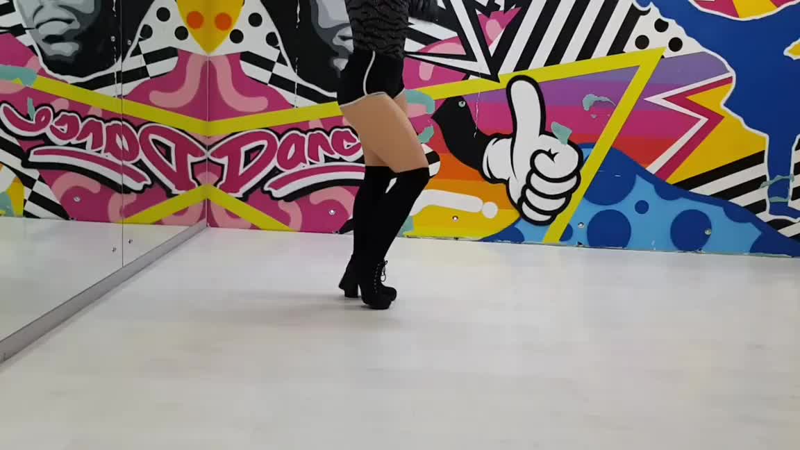 Juliakul twerk in heels