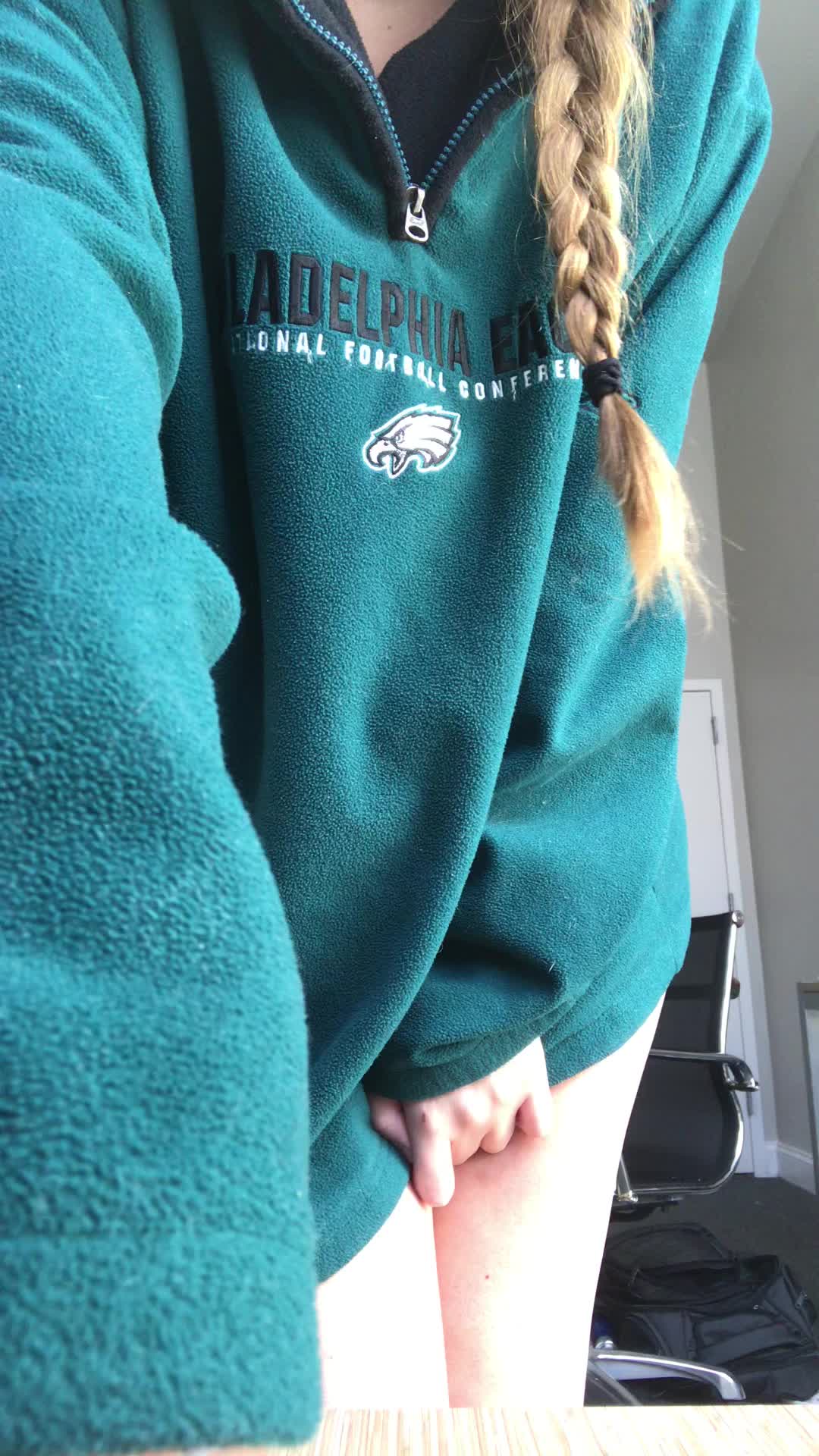 Revealing my hairy pussy and natural tits 😘