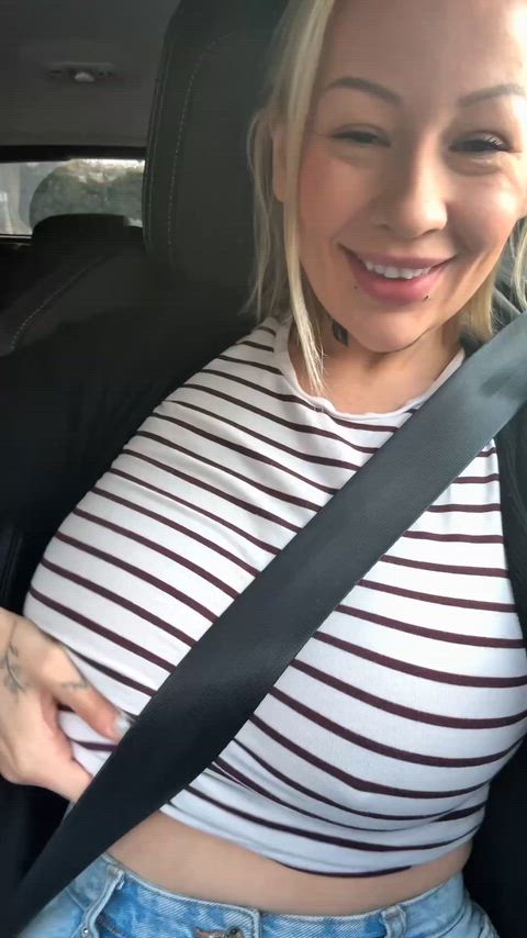 The seatbelt fits better topless :P