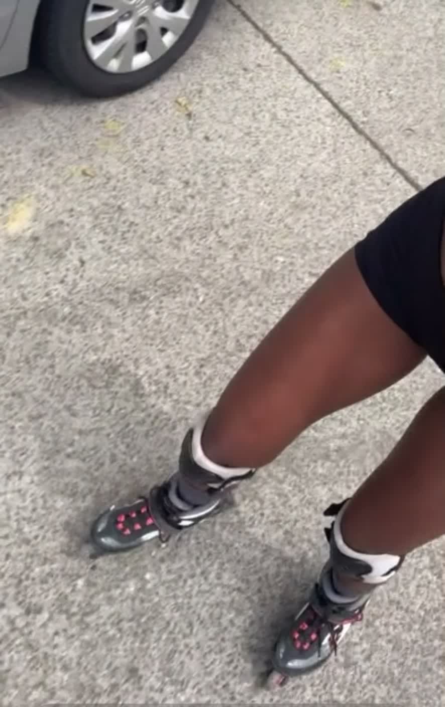 I love flashing my boobs while I'm rollerblading 😜