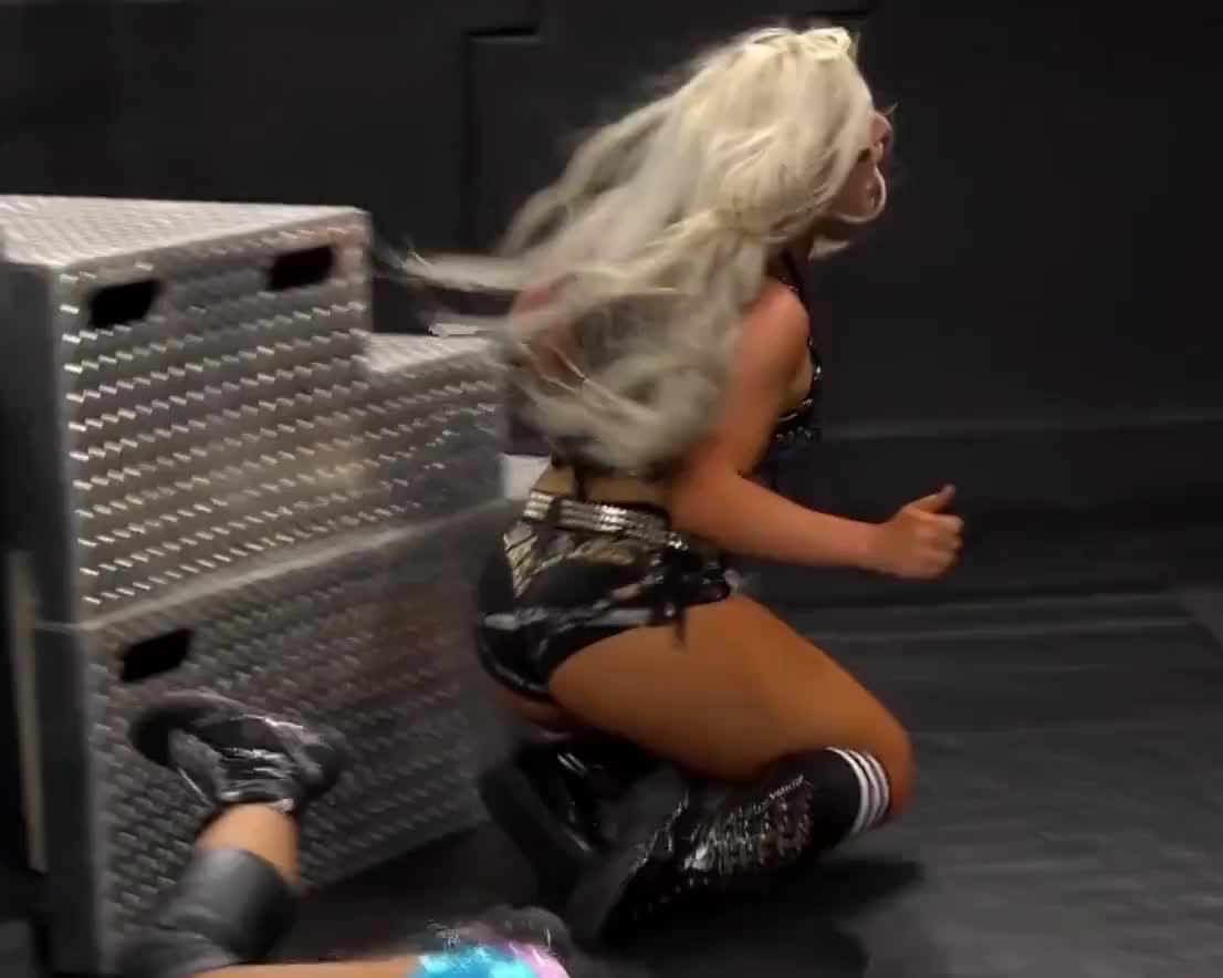 Toni Storm’s big ass