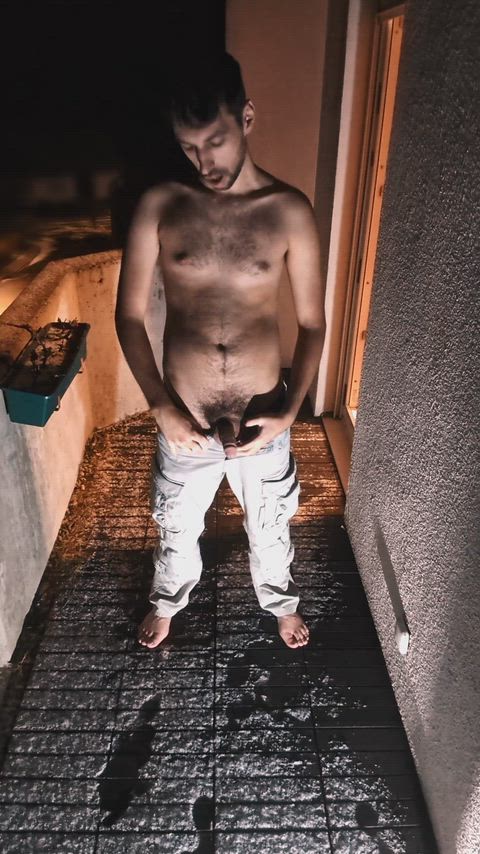 Pissing outside in the snow ❄️