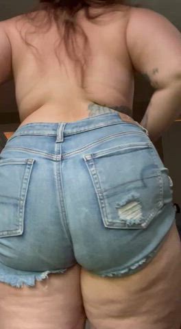 An ass worthy of worshipping