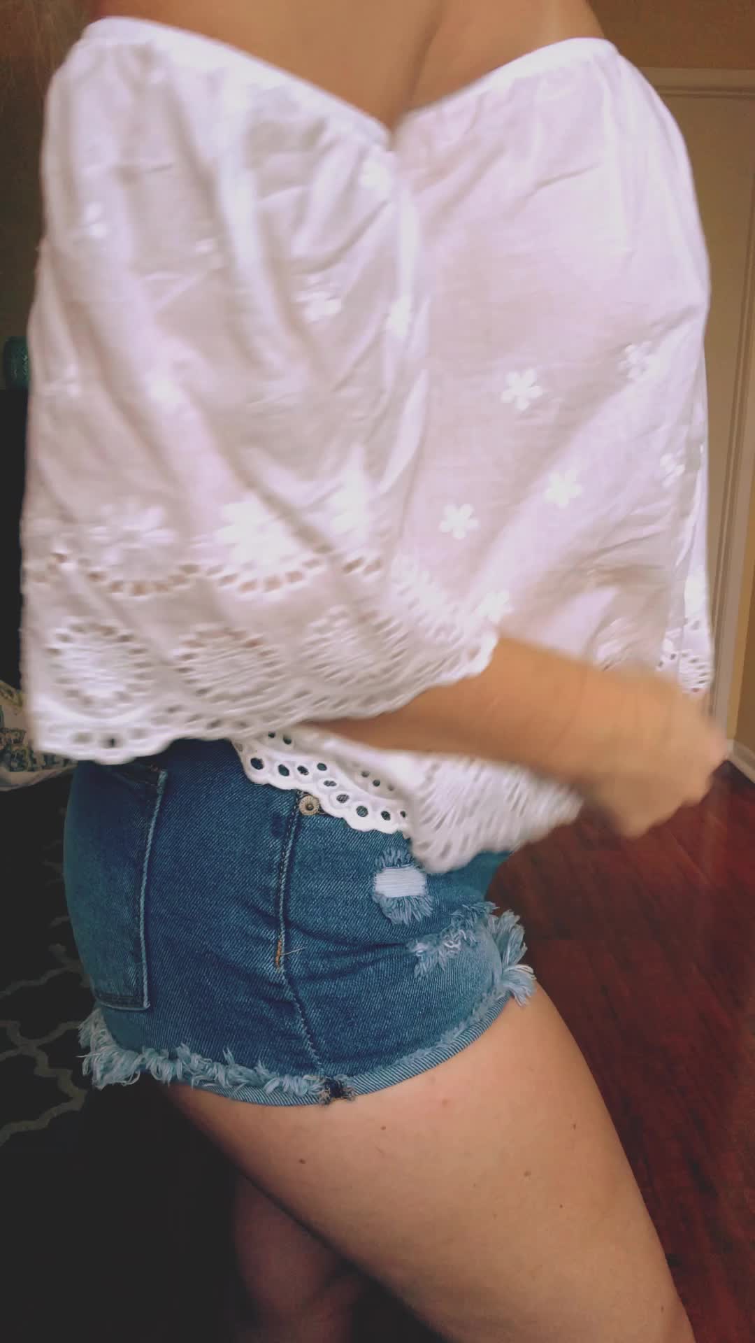For all the short shorts lovers out there!