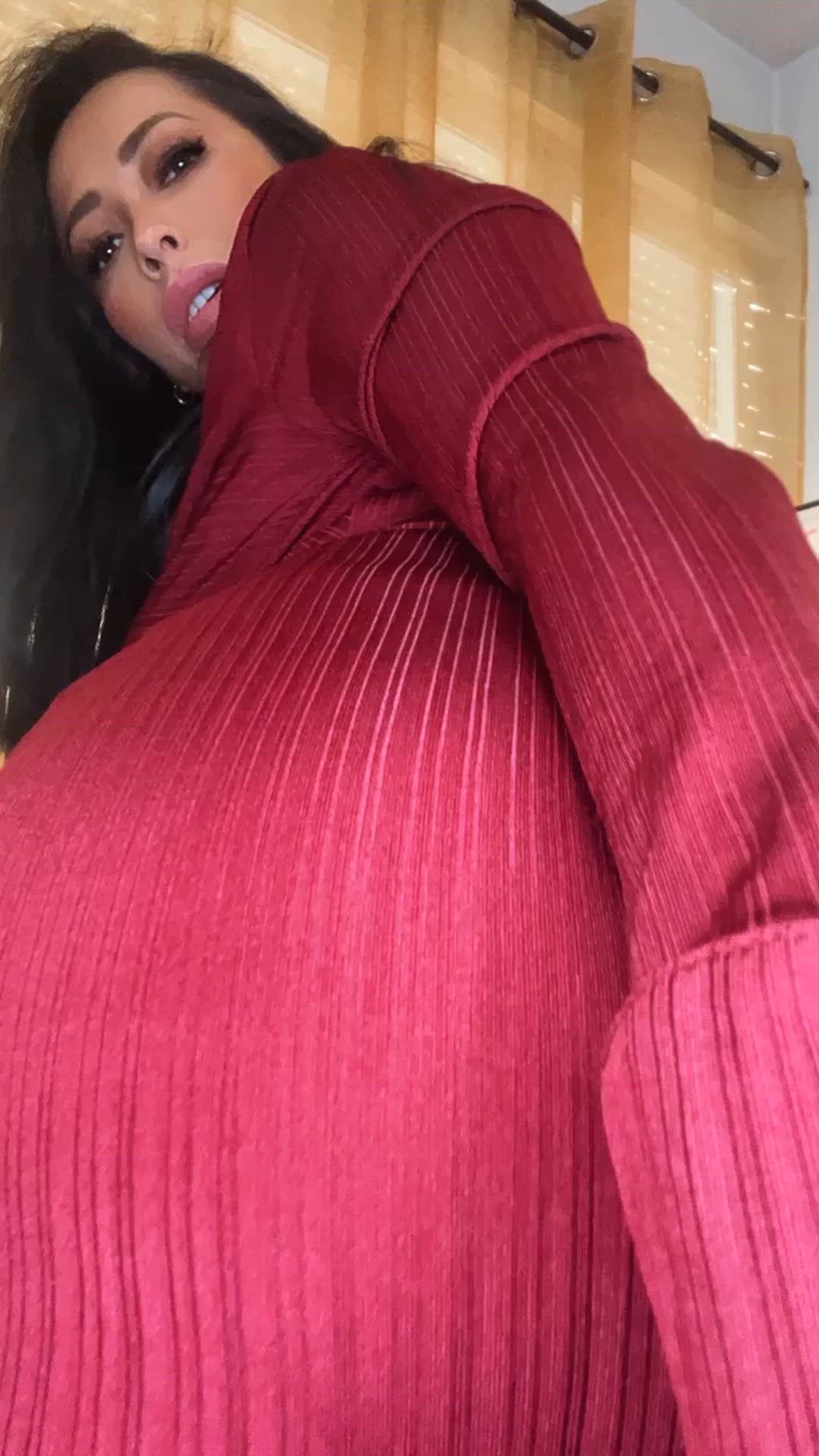 This 40yo MILF is such an attention whore!