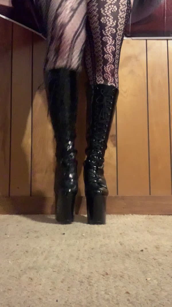 I'm over 6ft tall in these boots❤️