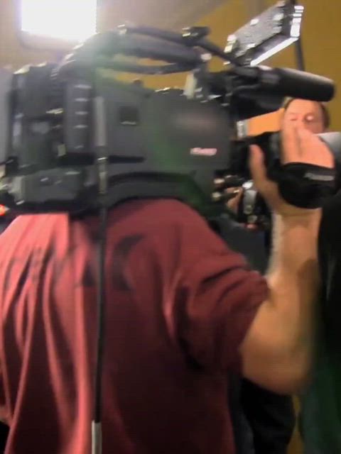 Kim Kardashian sexy cleavage in S10