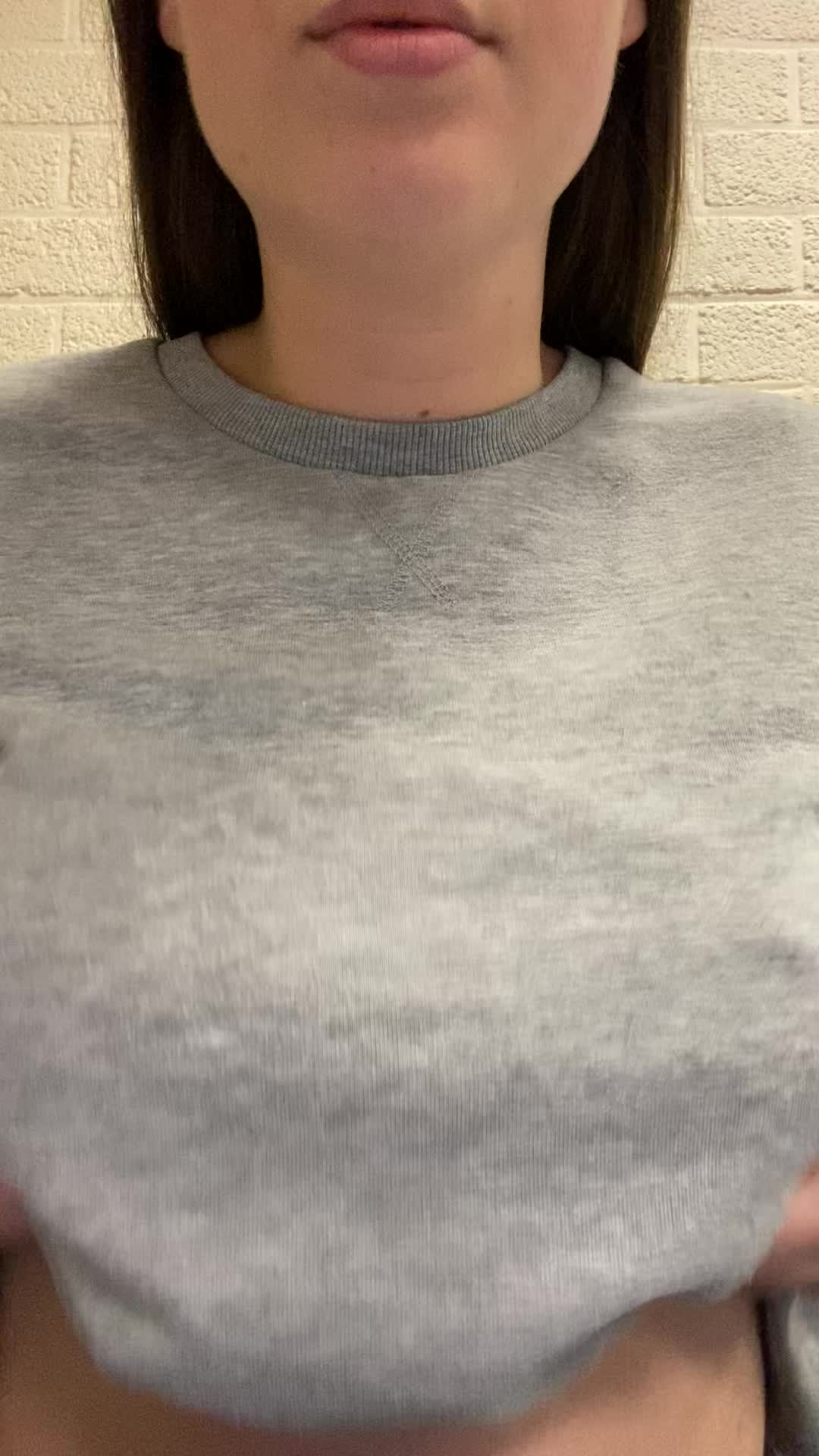 Quick tittydrop while im at work😳😳