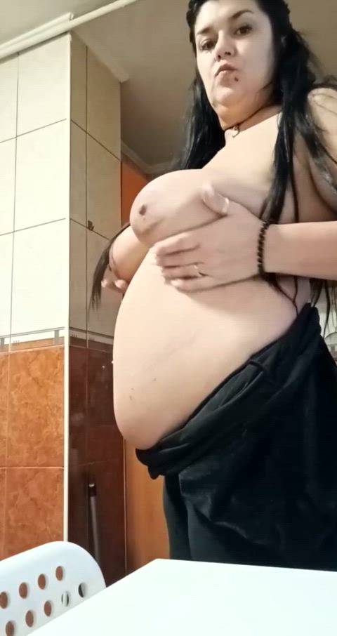 Is a pregnant body with curves your type?