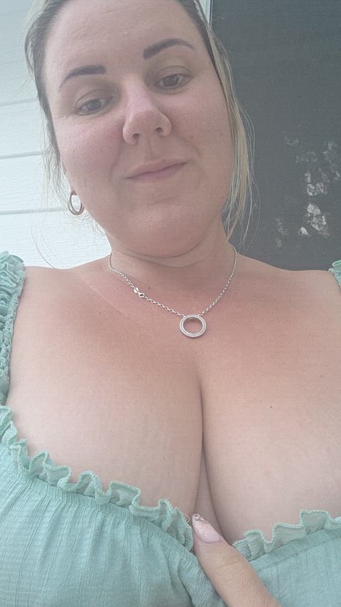 Sending 10 nudes to everyone that reacts and comments (I actually send)