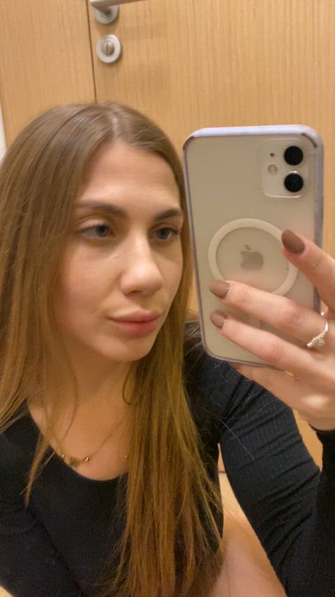 Meine pussy ist feucht und freut sich von jedem fremden gefüllt zu werden