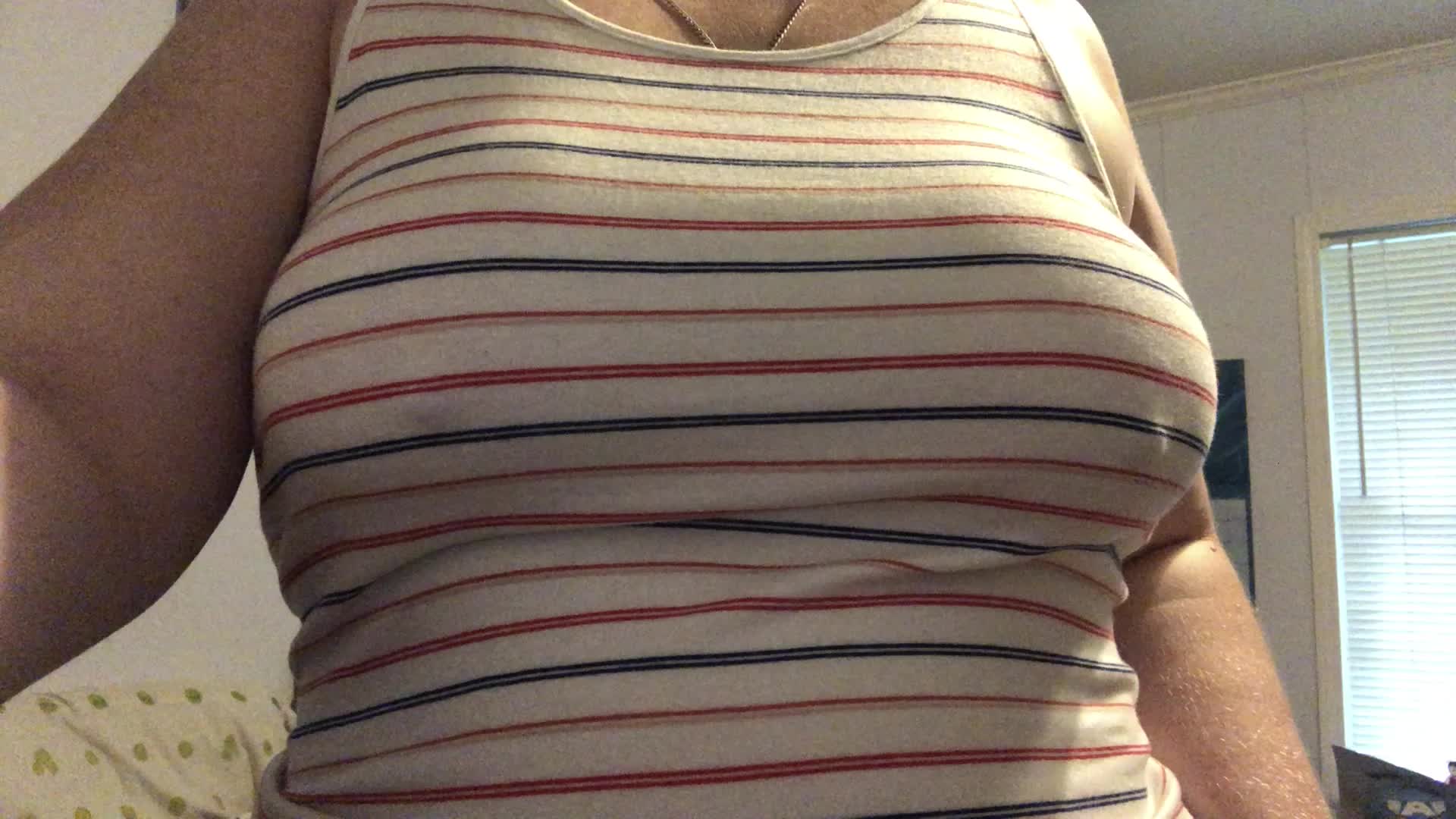 Sunday night titty drop 😘