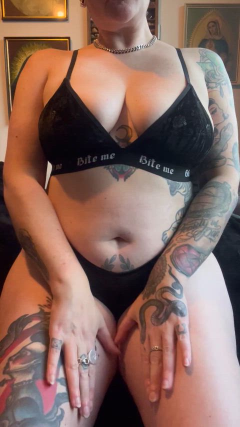 Let a curvy goth bounce on that thang